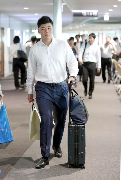 新千歳空港から羽田空港に向かう日本ハム清宮（撮影・佐藤翔太）