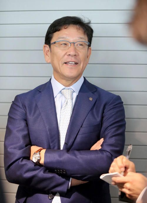 新千歳空港で囲み取材に応じる日本ハム栗山監督（撮影・佐藤翔太）