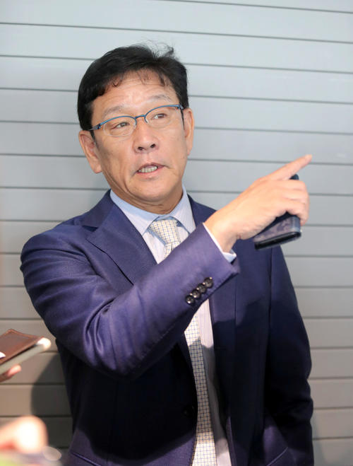 新千歳空港で囲み取材に応じる日本ハム栗山監督（撮影・佐藤翔太）