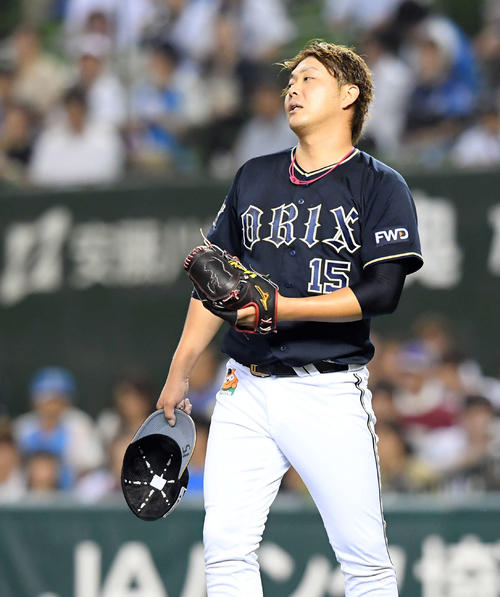 西武オリックス　5回裏西武2死三塁、秋山に死球を与える荒西（撮影・たえ見朱実）