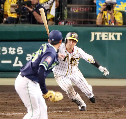 阪神対ヤクルト　8回裏阪神2死、近本は153安打目となる一塁内野安打を放つ（撮影・加藤哉）