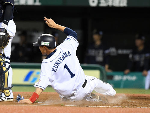 西武オリックス　5回裏西武1死一、三塁、一塁走者秋山が二塁狙いスタート切るも挟まれる間に三走る栗山が生還する（撮影・たえ見朱実）