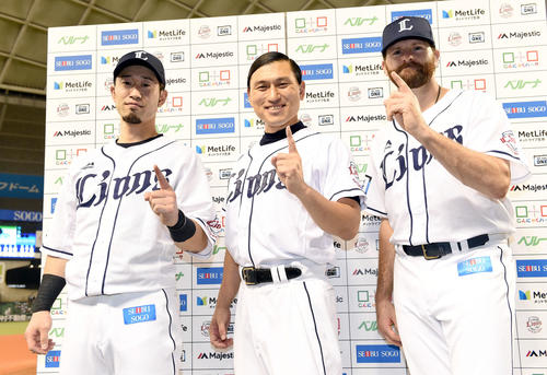 西武オリックス　お立ち台でオードリー春日俊彰（中央）とポーズを決める、左から西武外崎修汰とニール（撮影・たえ見朱実）