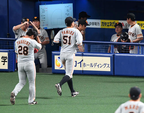 7回、田口（左）が大島に勝ち越しの本塁打を打たれ厳しい表情を見せる原監督（撮影・前岡正明）