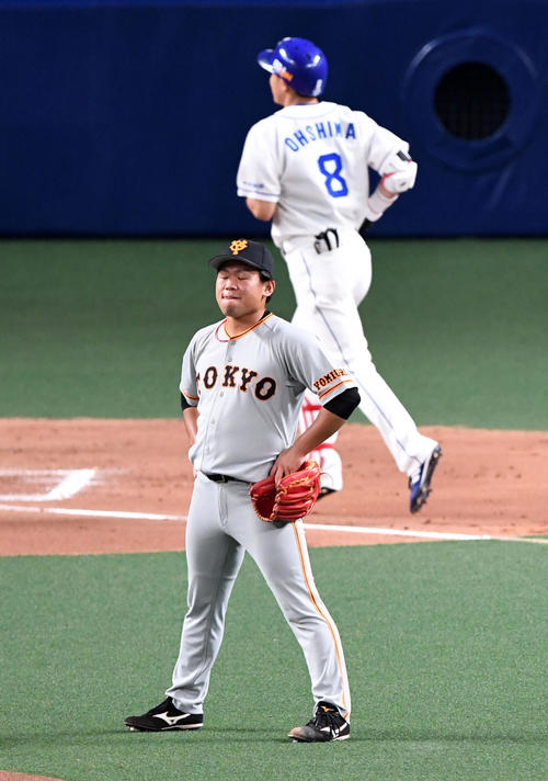 7回裏中日2死二塁、田口は大島に右越え勝ち越し2点本塁打を浴び、痛恨の表情（撮影・前岡正明）