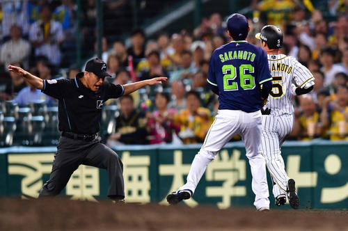8回裏阪神2死、一塁への内野安打でシーズン153安打を記録する近本光司（撮影・清水貴仁）