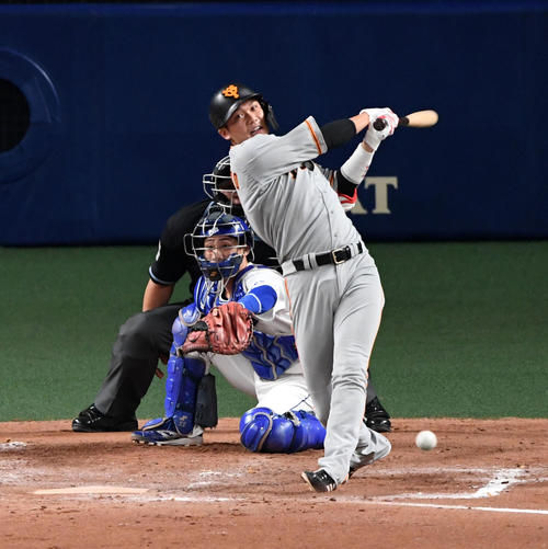 中日対巨人24回戦　8回表巨人2死一、二塁、代打の坂本勇は遊ゴロに倒れる（撮影・前岡正明）
