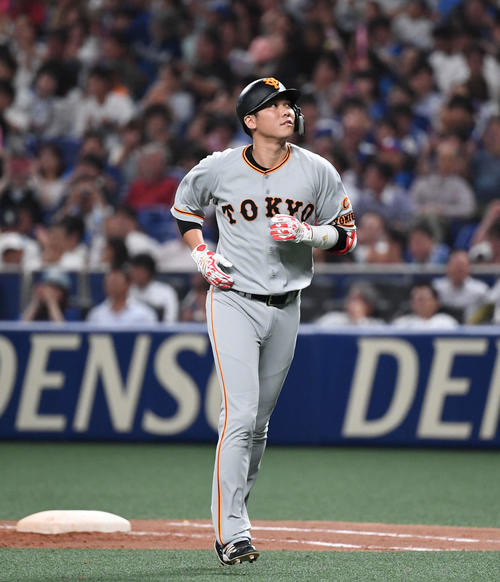 中日対巨人　8回表巨人2死一、二塁、遊ゴロに倒れた代打坂本勇はベンチに戻る（撮影・山崎安昭）