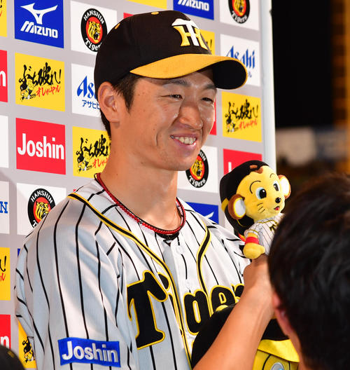 阪神対ヤクルト　お立ち台でヒーローインタビューを受ける近本光司（撮影・清水貴仁）