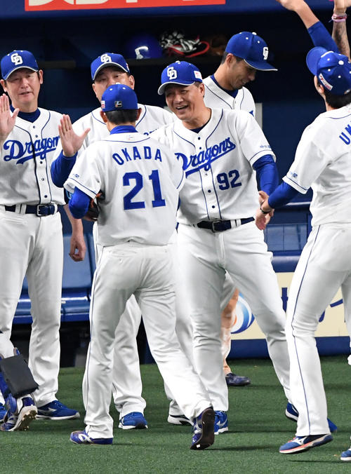 中日対巨人　最後を締めた岡田（左）を笑顔で迎える与田監督（撮影・前岡正明）
