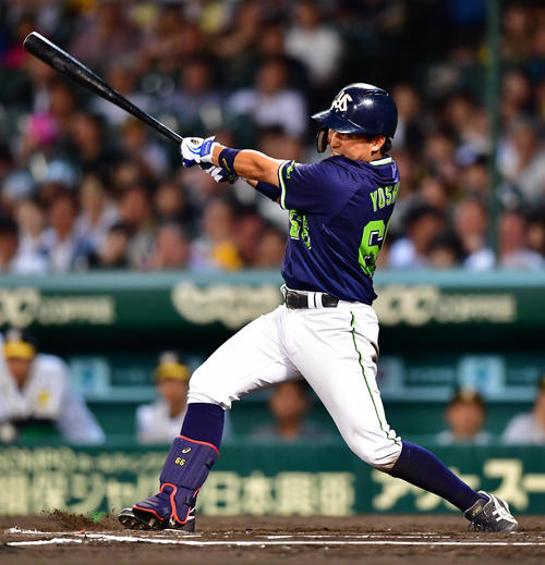 右前へ同点適時打を放つヤクルト吉田大成（撮影・清水貴仁）