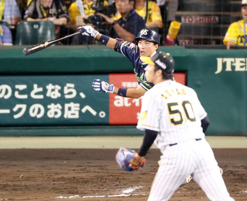 6回表ヤクルト1死一、二塁、吉田は右前適時打を放つ（撮影・加藤哉）