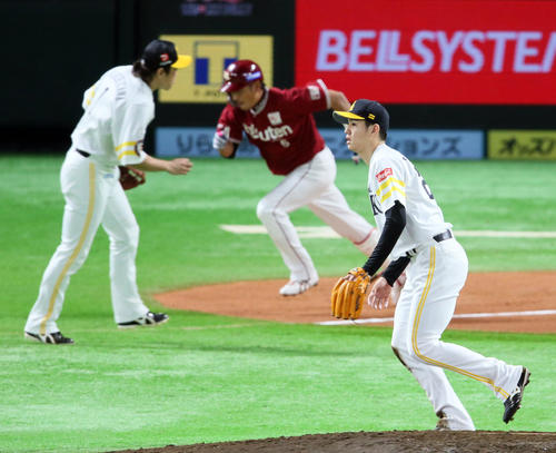 ソフトバンク対楽天　6回表楽天無死一、二塁、藤田に勝ち越し適時打を浴びる高橋礼（撮影・栗木一考）