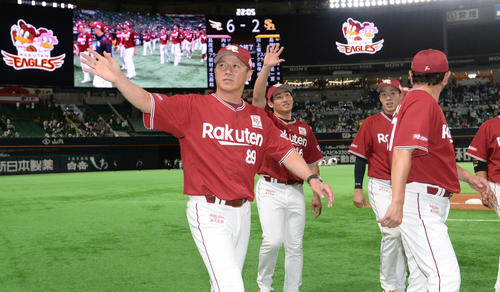 ソフトバンク対楽天　ヤフオクドーム最終戦を勝利で飾りファンの声援に応える平石監督（撮影・今浪浩三）