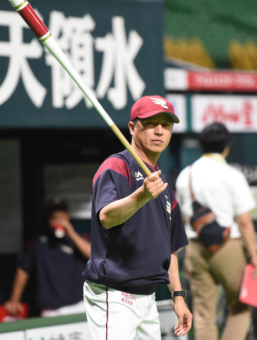 ソフトバンク対楽天　バットを振る楽天平石監督（撮影・今浪浩三）