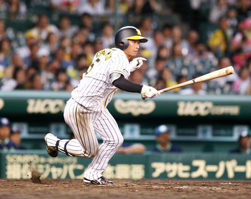 阪神対ヤクルト　8回裏阪神2死、近本は一塁内野安打を放つ（撮影・上山淳一）