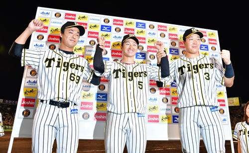 阪神対ヤクルト　お立ち台で笑顔を見せる、左から島本、近本、大山（撮影・清水貴仁）