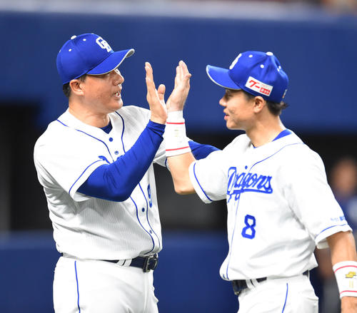試合終了、大島洋平と笑顔でタッチを交わす与田剛監督（撮影・森本幸一）