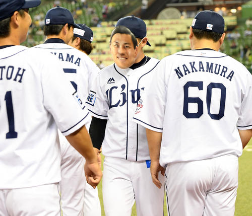 西武オリックス　円陣でオードリー春日俊彰のお面をかぶった西武熊代（撮影・たえ見朱実）