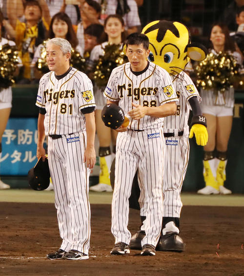 阪神対ヤクルト　ヤクルトに勝利しファンに一礼する矢野監督、左は清水ヘッドコーチ（撮影・加藤哉）