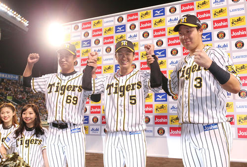 阪神対ヤクルト　ヒーローインタビュー後、笑顔で記念撮影する左から島本、近本、大山（撮影・上山淳一）