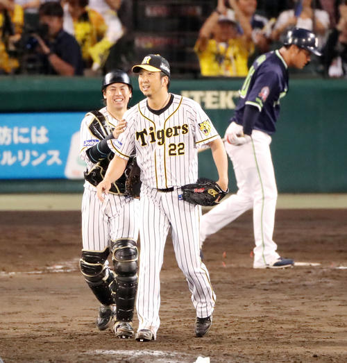 阪神対ヤクルト　9回表ヤクルト2死三塁、藤川は代打バレンティンを右飛に打ち取り梅野（左）と笑顔を見せる（撮影・加藤哉）