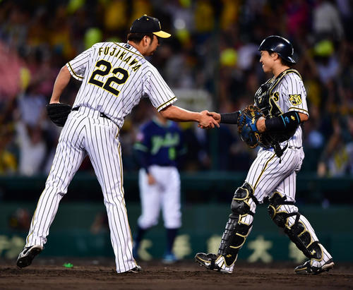 阪神対ヤクルト　9回のピンチを無失点でしのぎ握手を交わす藤川球児（左）と梅野隆太郎（撮影・清水貴仁）