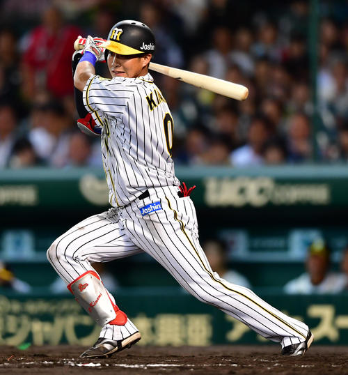 阪神対ヤクルト　4回裏阪神2死一、二塁、左前打を放つ木浪聖也（撮影・清水貴仁）