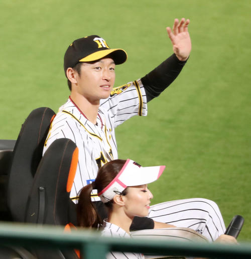 阪神対ヤクルト　リリーフカーに乗って場内1周する近本（撮影・加藤哉）