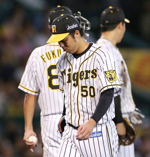 阪神対ヤクルト　6回表ヤクルト2死満塁、青柳はマウンドを降りる（撮影・上山淳一）