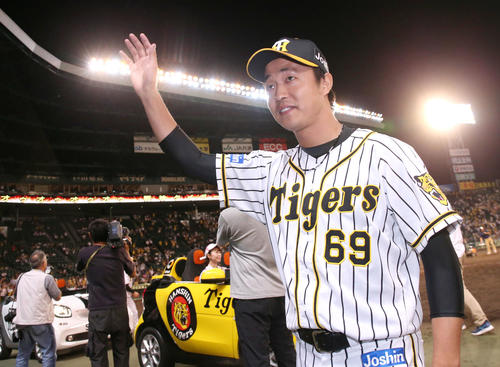 阪神対ヤクルト　ヒーローインタビュー後、笑顔で手を振る島本（撮影・上山淳一）