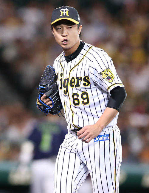 阪神対ヤクルト　6回表ヤクルト2死満塁、青柳に代わって登板した島本は代打山田哲を三振に打ち取る（撮影・上山淳一）