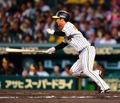 阪神対ヤクルト　8回裏阪神2死、一塁への内野安打でシーズン153安打を記録する近本（撮影・清水貴仁）