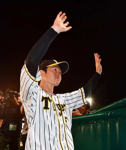 阪神対ヤクルト　試合後、場内1周でファンにあいさつする近本（撮影・清水貴仁）