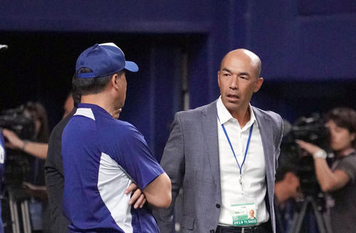 試合前練習、話をする和田一浩氏と与田剛監督（撮影・森本幸一）