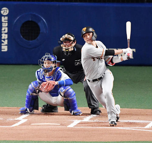 中日対巨人　1回表巨人1死、右前打を放つ坂本勇（撮影・前岡正明）