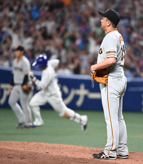 中日対巨人　8回裏中日2死三塁、沢村は福田に左翼への適時二塁打を許す（撮影・山崎安昭）