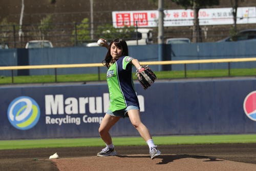 日本ハム－ヤクルト戦で始球式を行う河野万里奈（撮影・福田豊）