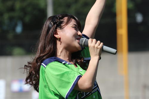 試合前に熱唱する河野万里奈