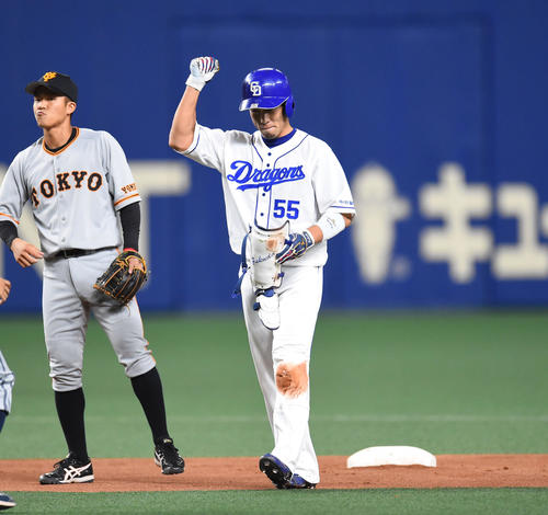 中日対巨人　8回裏中日2死三塁、左適時二塁打を放ちガッツポーズをする福田（撮影・森本幸一）