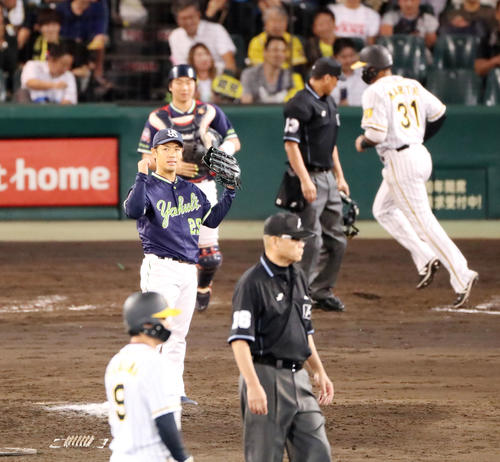 9回裏阪神2死一、三塁、小川は代打中谷を遊飛に打ち取りマウンド上でガッツポーズを見せる（撮影・加藤哉）