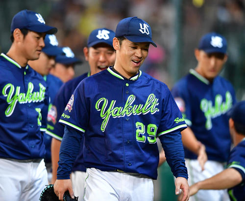 8回も無失点に抑えベンチに戻る小川泰弘（撮影・清水貴仁）