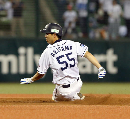 西武対日本ハム　3回裏西武1死一塁、盗塁を決める秋山（撮影・佐藤翔太）