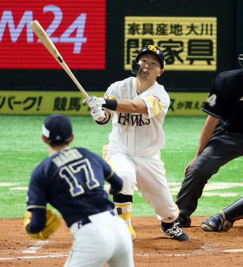 ソフトバンク対オリックス　8回裏ソフトバンク1死一、三塁、中村晃は勝ち越し右犠飛を放つ。投手増井（撮影・栗木一考）