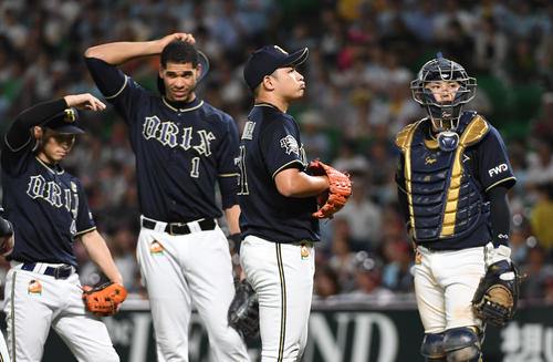 ソフトバンク対オリックス　4回裏途中で降板する先発の榊原（中央）（撮影・今浪浩三）