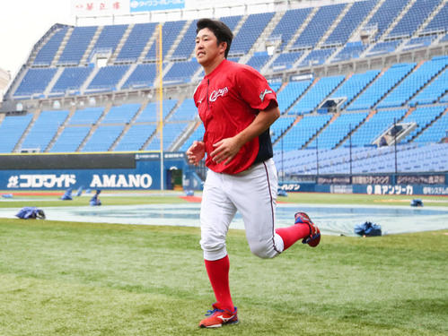 試合が雨天中止となった球場で体を動かす広島小園（撮影・足立雅史）