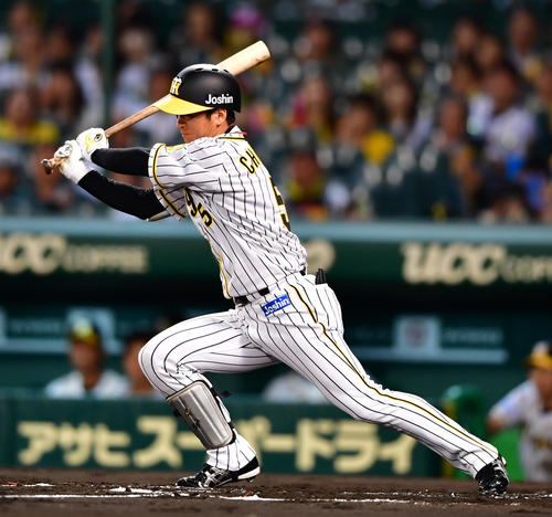 阪神対ヤクルト　1回裏阪神2死、右前打を放ちシーズン154本目の安打を記録する近本光司（撮影・清水貴仁）