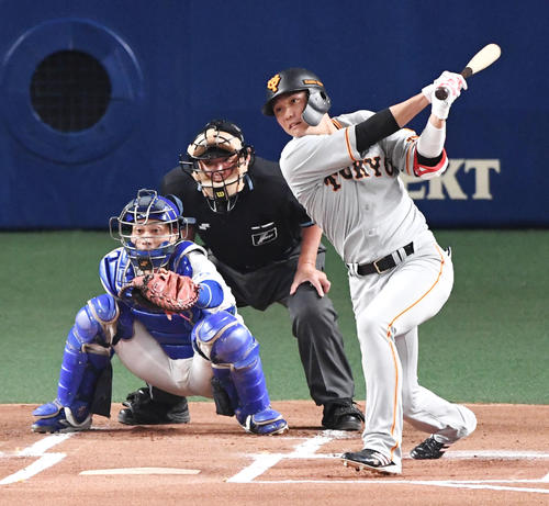 中日対巨人　1回表巨人1死、坂本勇は右前打を放つ（撮影・前岡正明）
