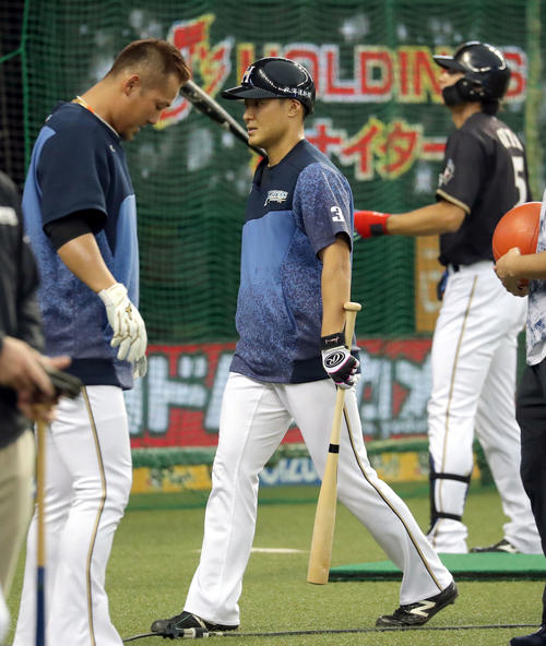 西武対日本ハム　打撃練習を終えベンチに戻る日本ハム田中賢（撮影・佐藤翔太）