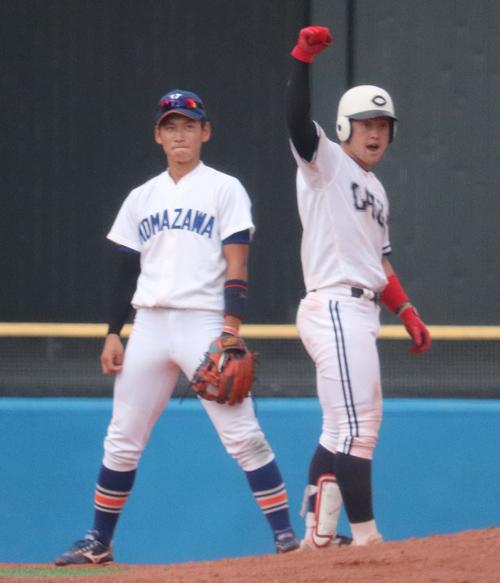 駒大対中大　3回裏中大1死満塁、左翼線へ2点適時二塁打を放ちガッツポーズする牧（右）。左は駒大・新田（撮影・古川真弥）